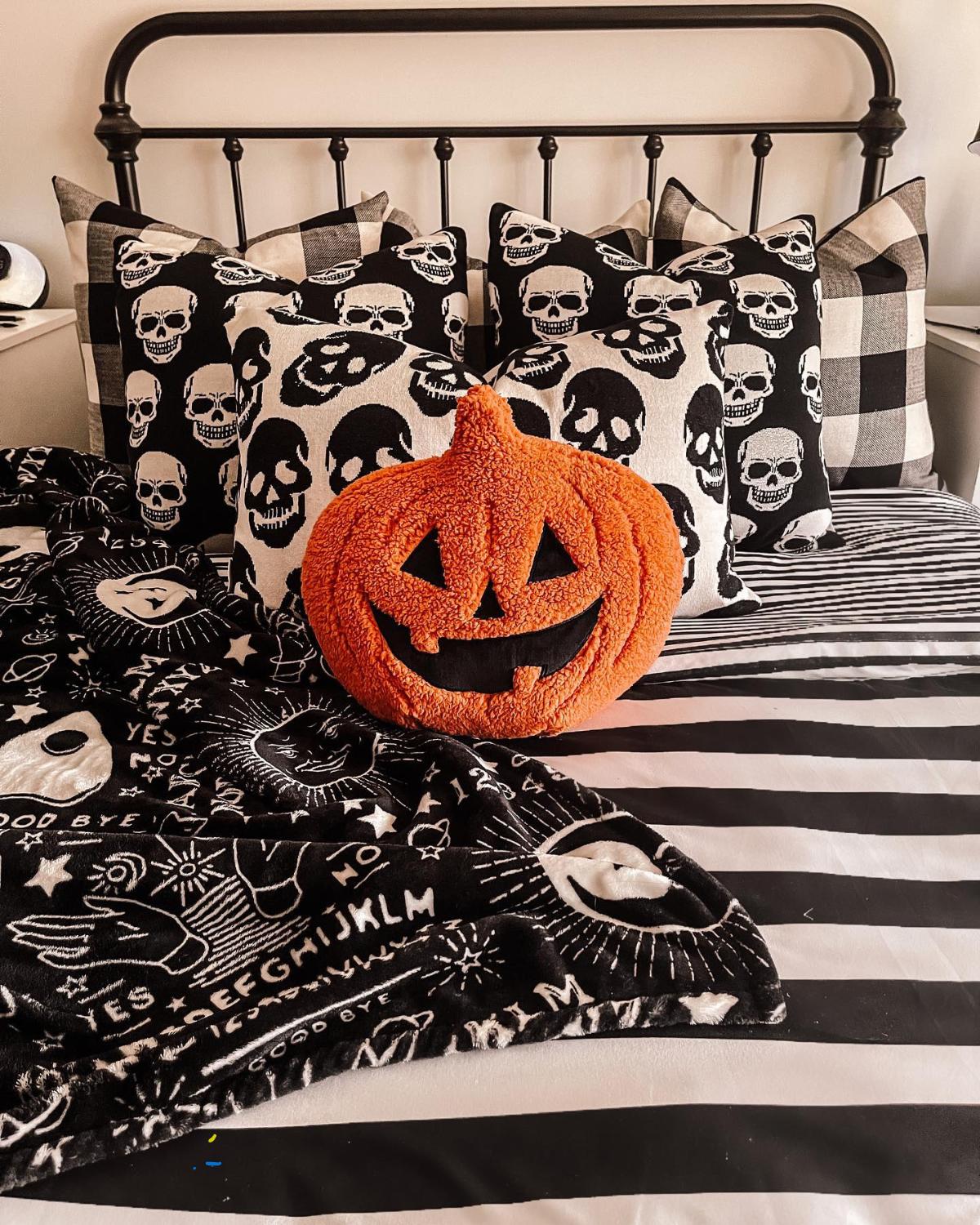 eerie halloween bedroom ideas 08