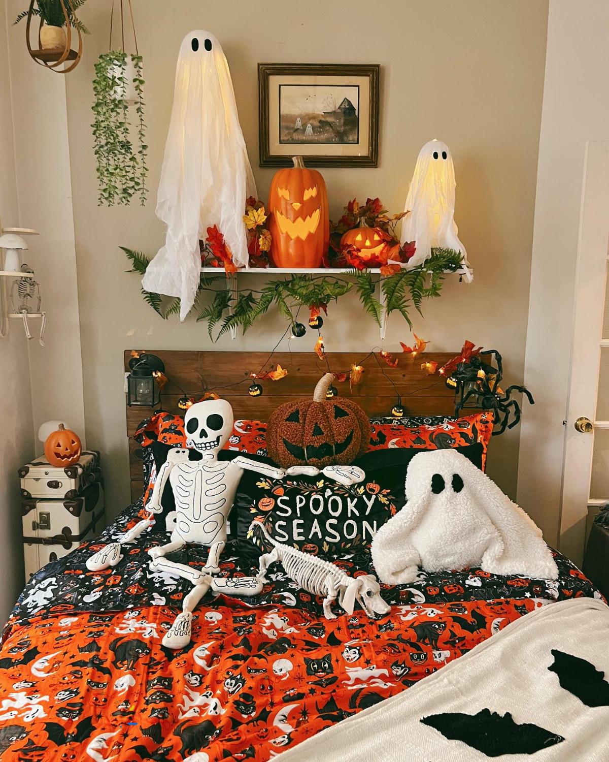 eerie halloween bedroom ideas 10