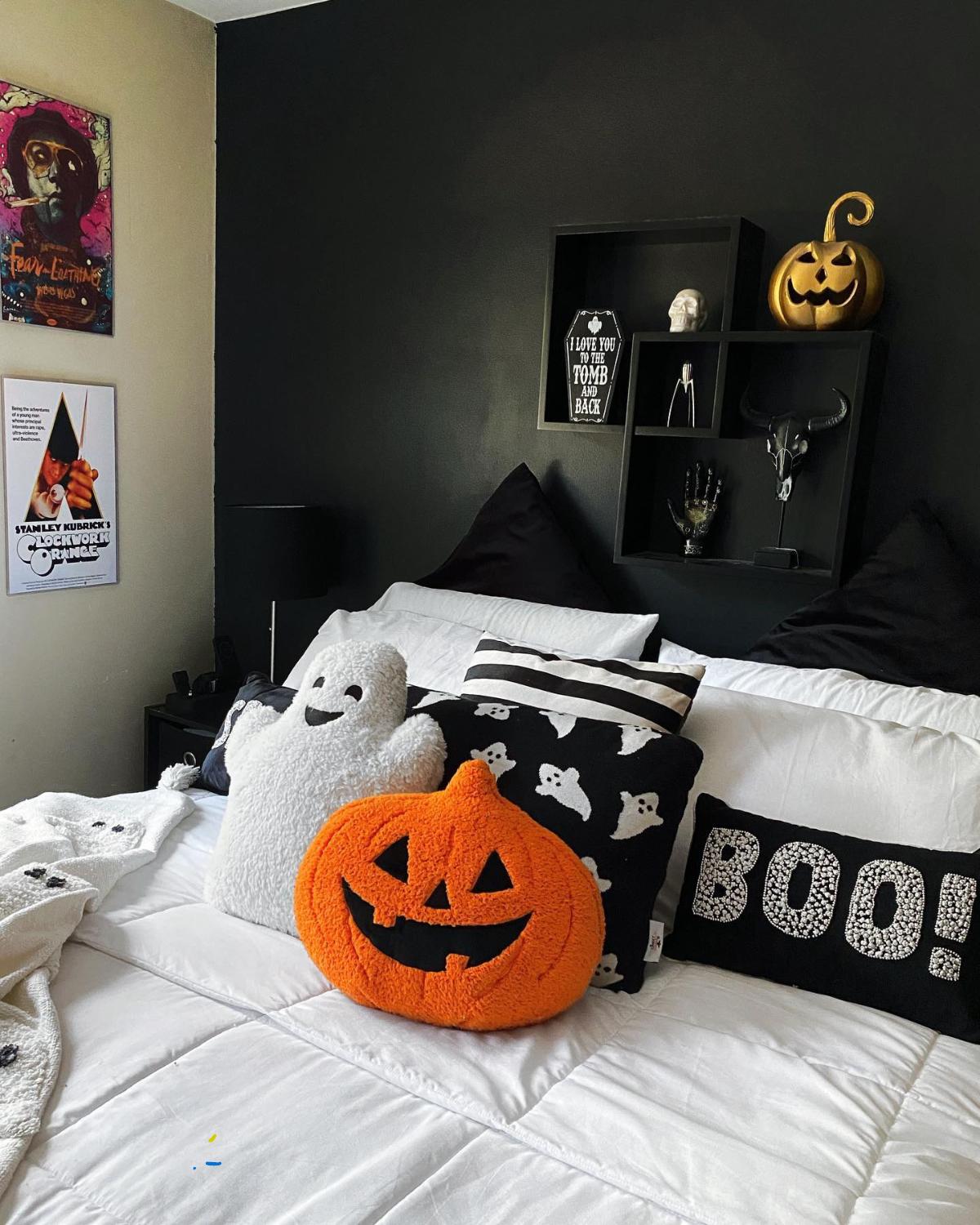 eerie halloween bedroom ideas 11