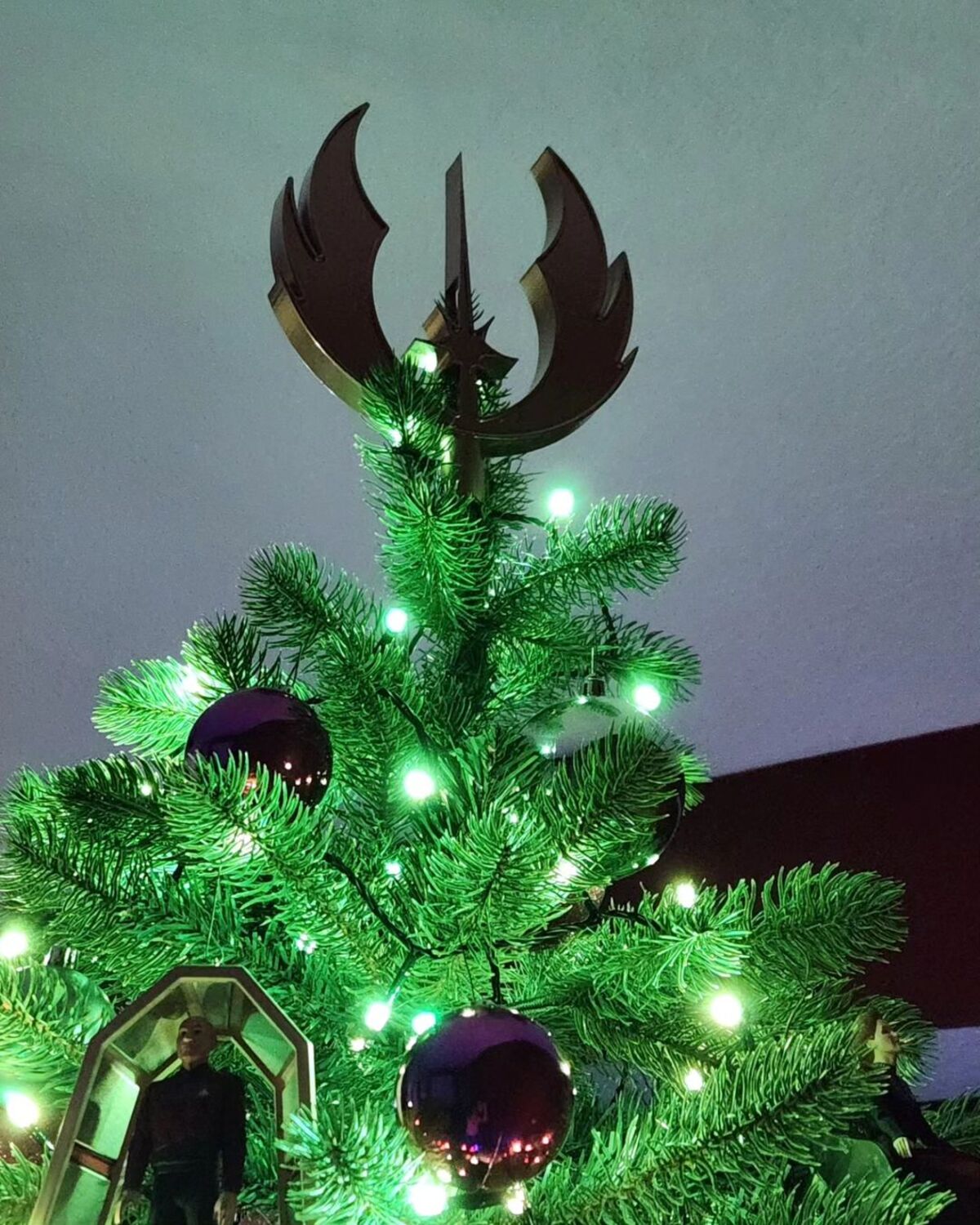 creative tree topper ideas for christmas tree 8