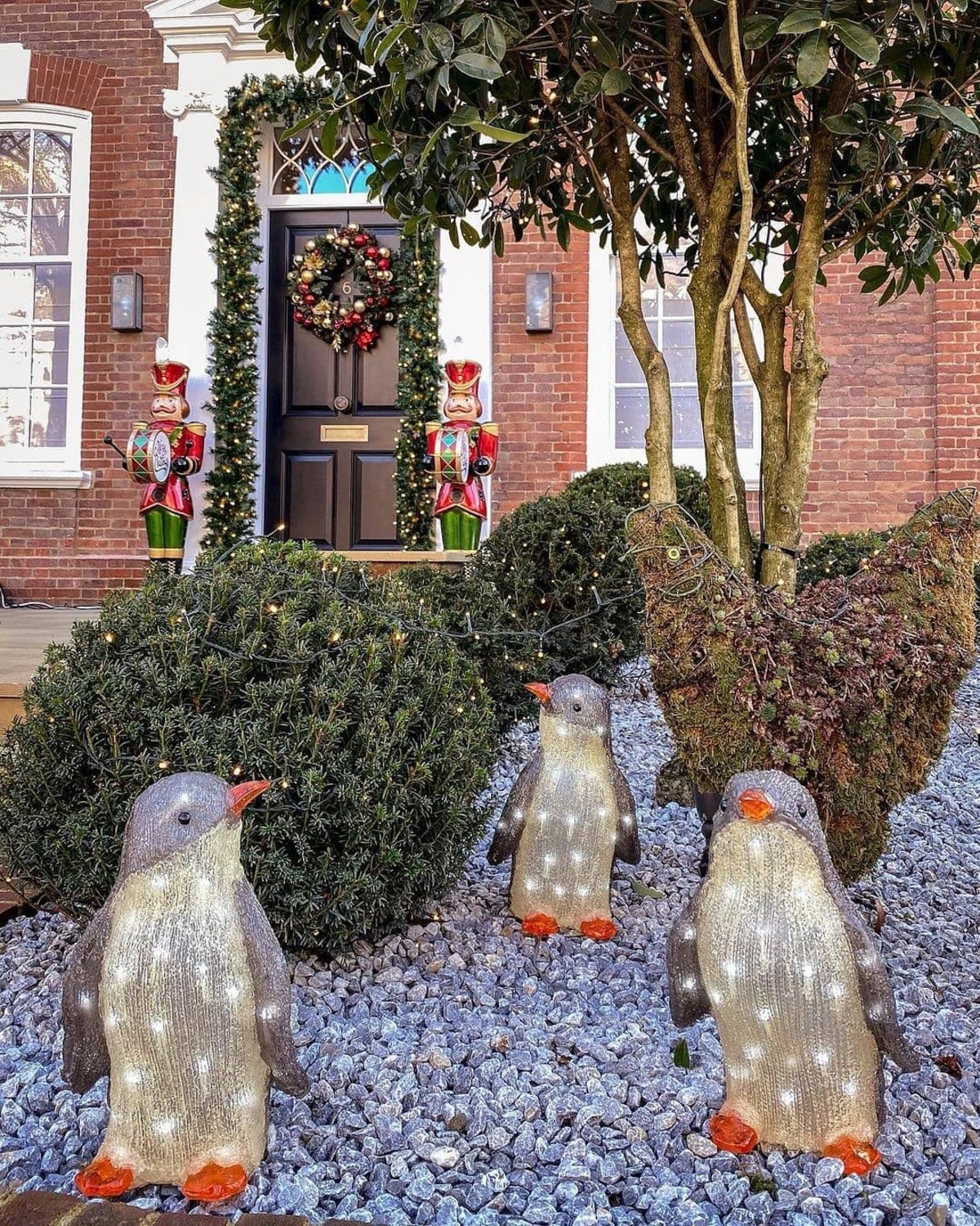 dazzling outdoor christmas decor ideas 12