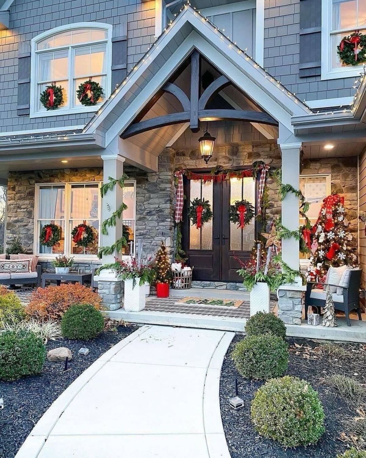 dazzling outdoor christmas decor ideas 16