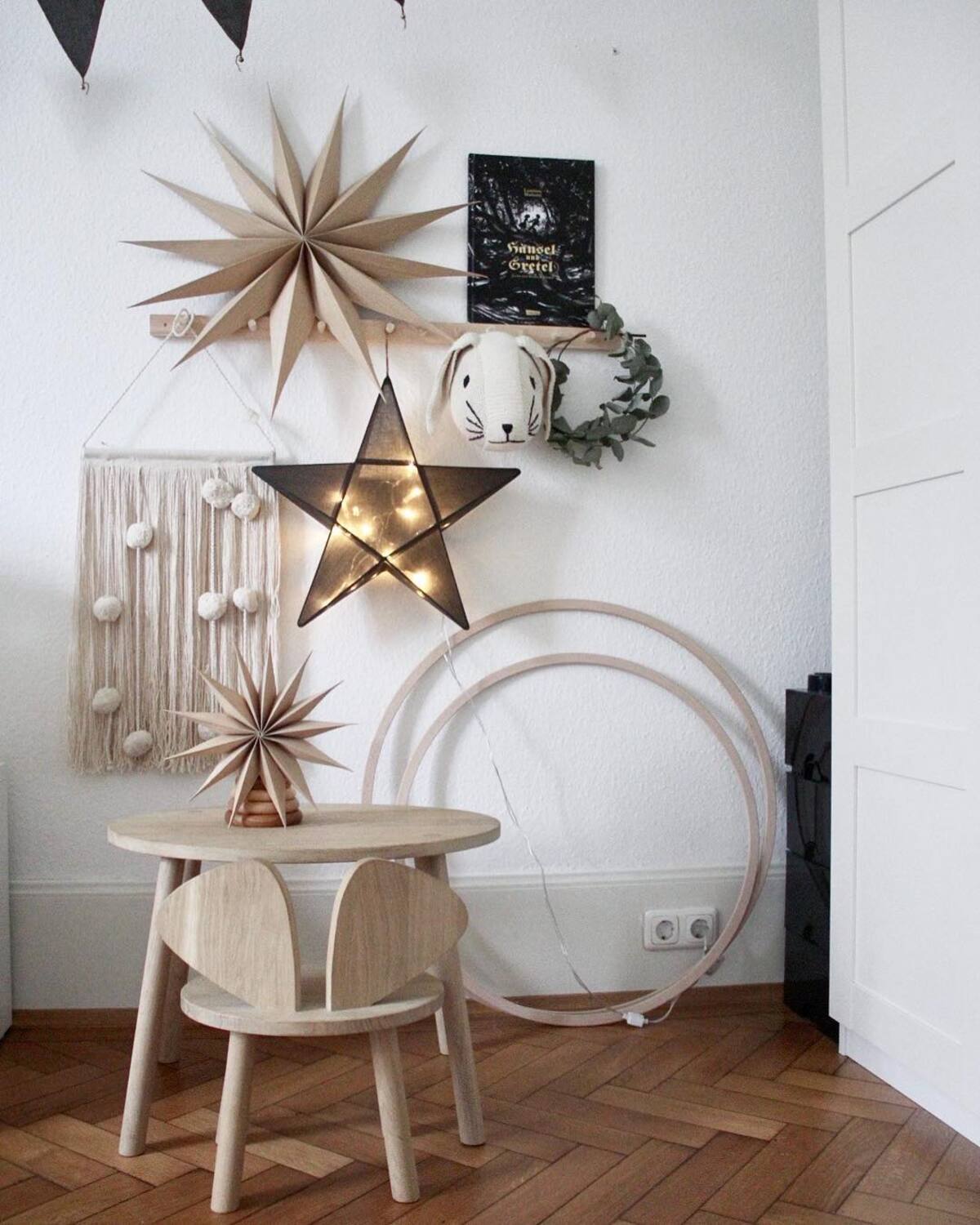 festive christmas wall decor ideas 16