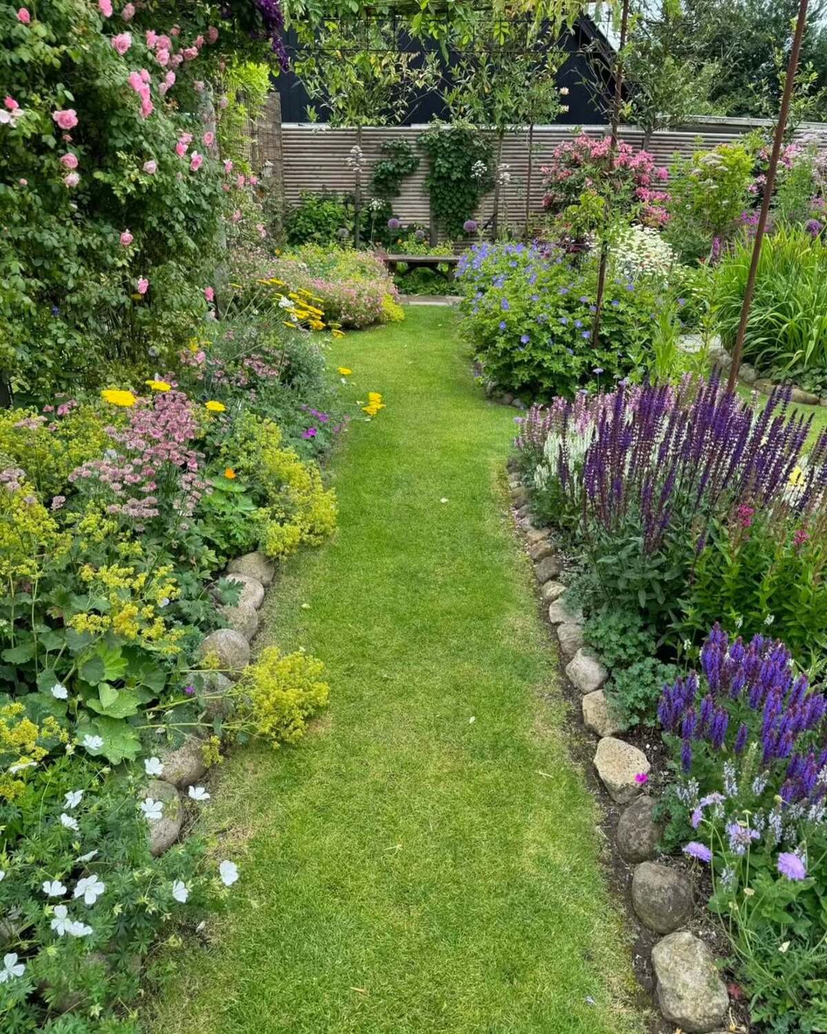 low maintenance flower gardens 7