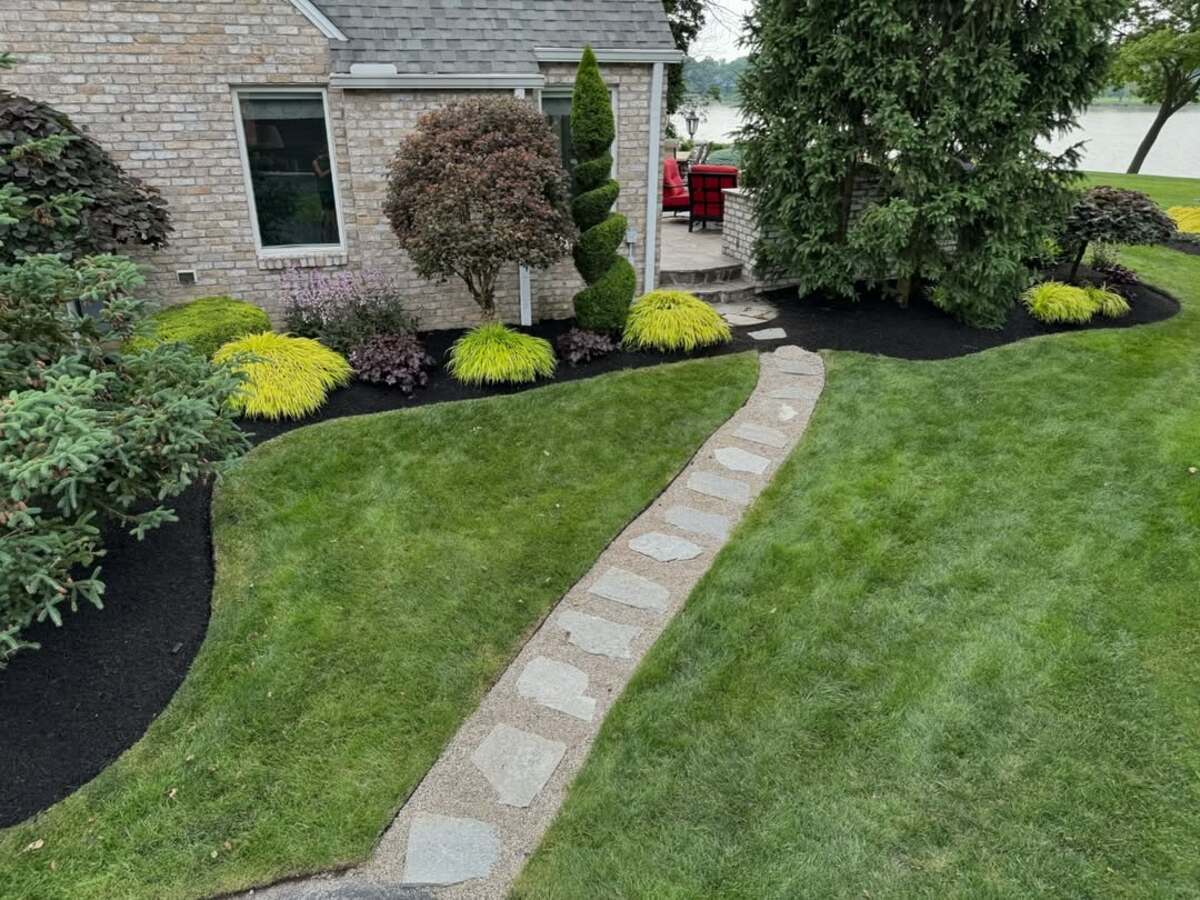 driveway landscaping designs with black mulch 1