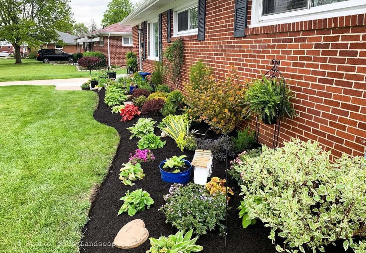 driveway landscaping designs with black mulch 11