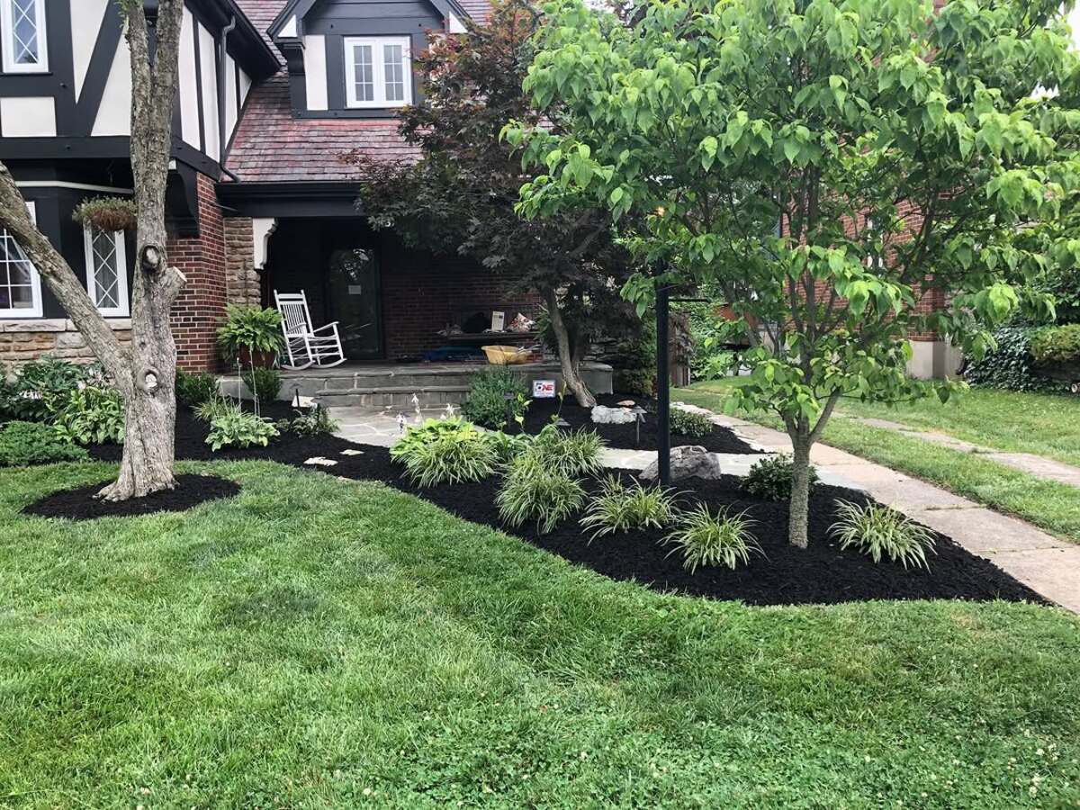 driveway landscaping designs with black mulch 12