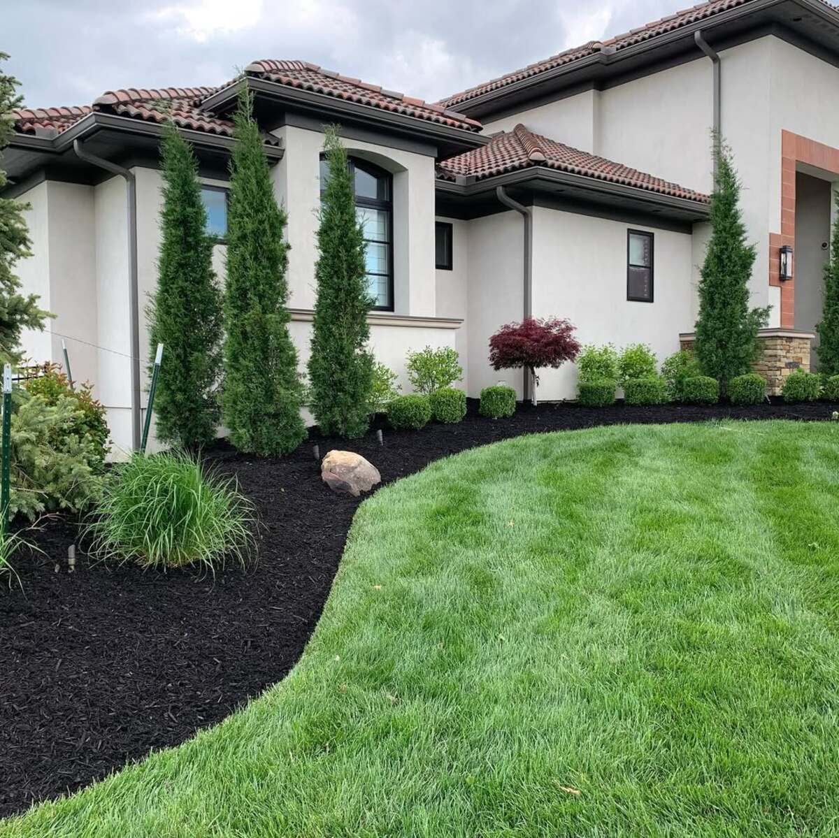 driveway landscaping designs with black mulch 14