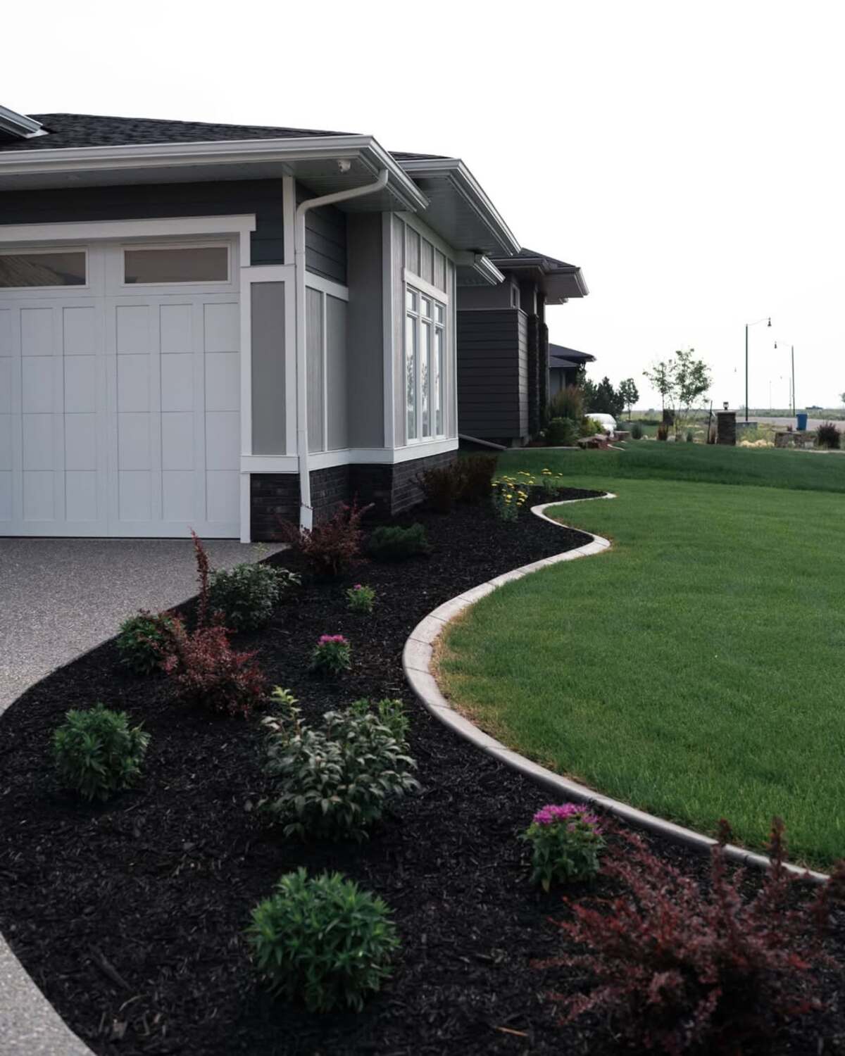 driveway landscaping designs with black mulch 15