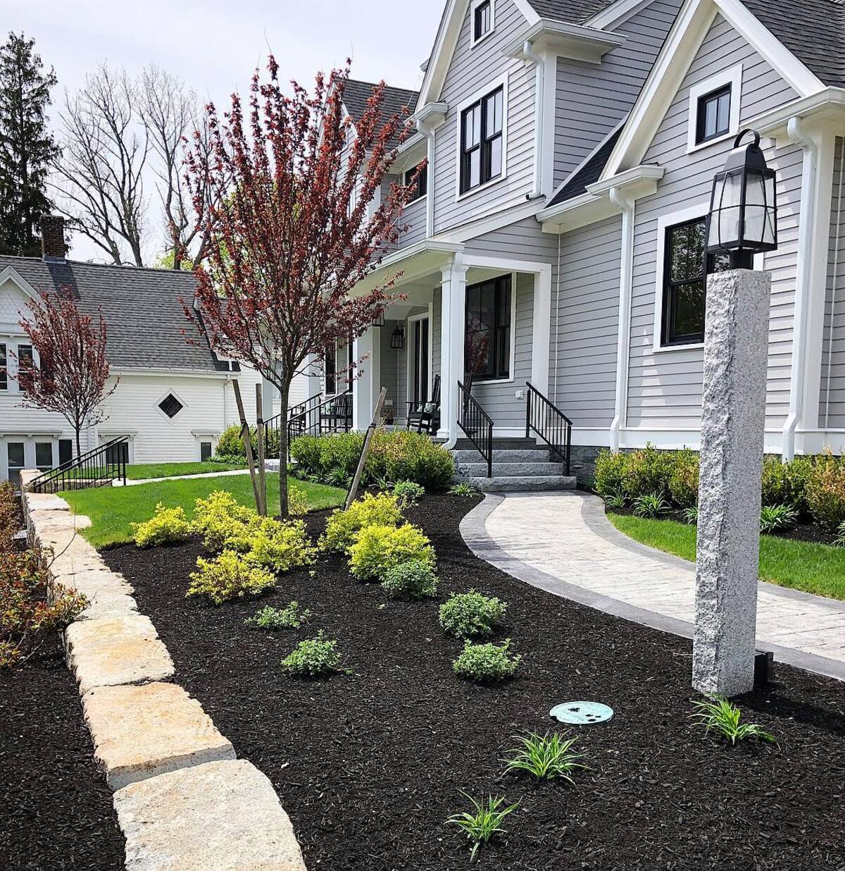 driveway landscaping designs with black mulch 16