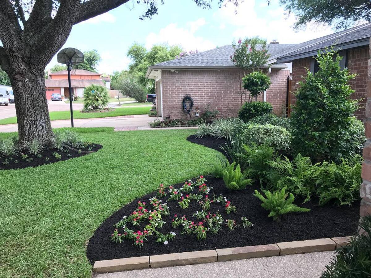 driveway landscaping designs with black mulch 17