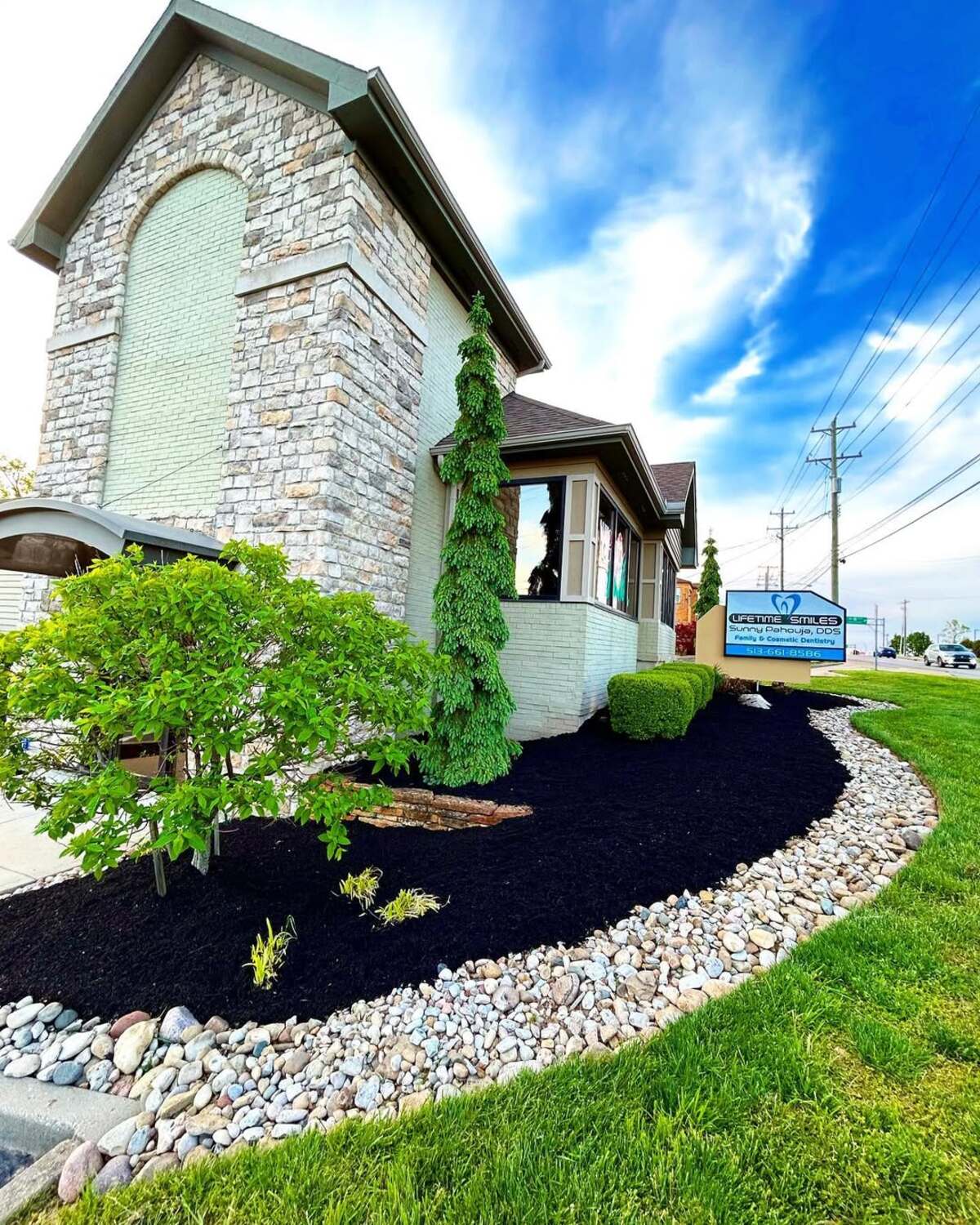 driveway landscaping designs with black mulch 18