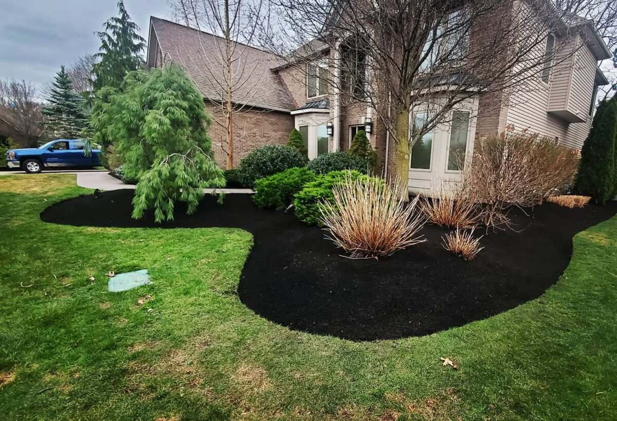 driveway landscaping designs with black mulch 2