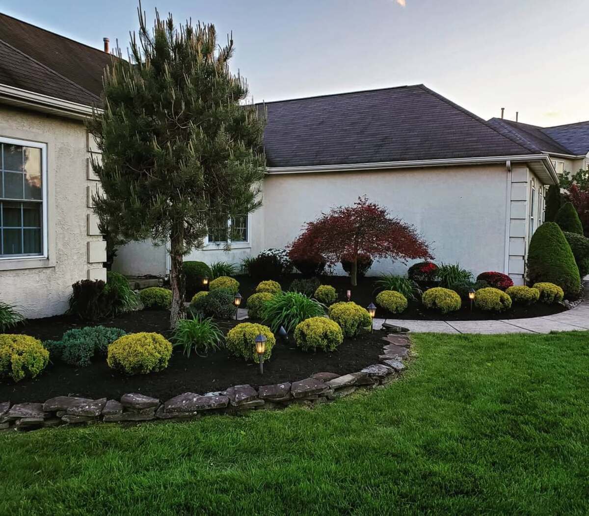 driveway landscaping designs with black mulch 24