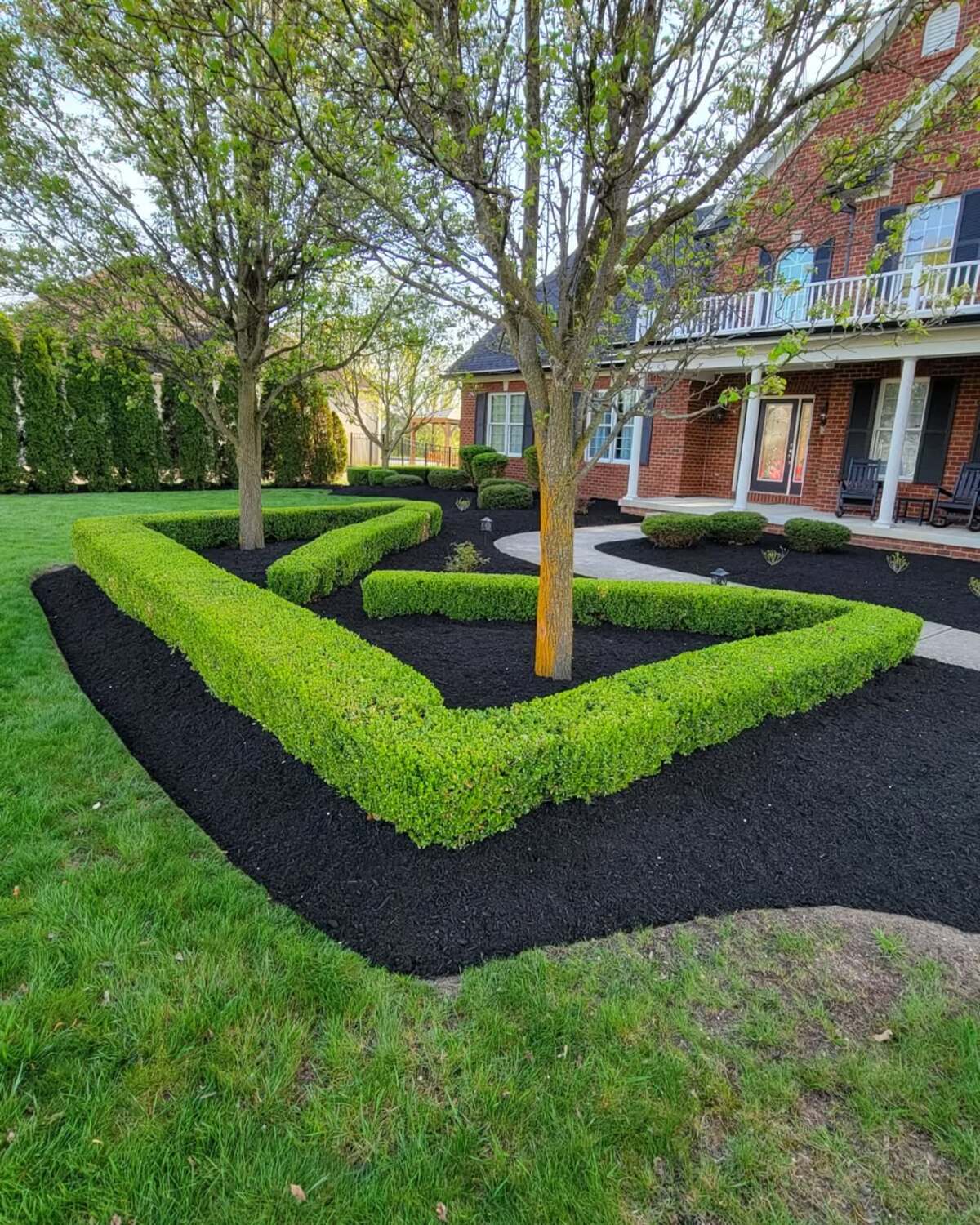 driveway landscaping designs with black mulch 3