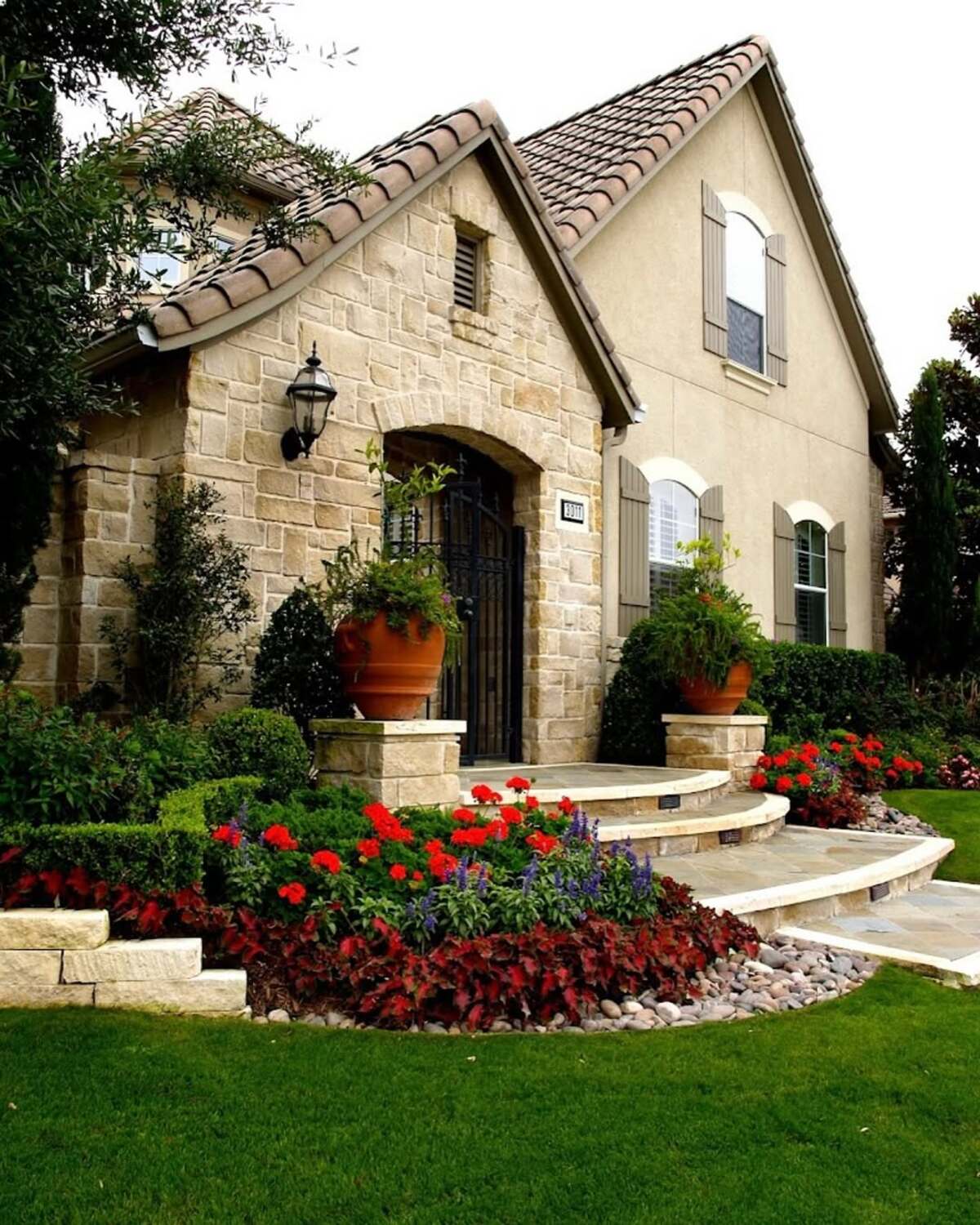 flower bed ideas using rocks instead of mulch 23