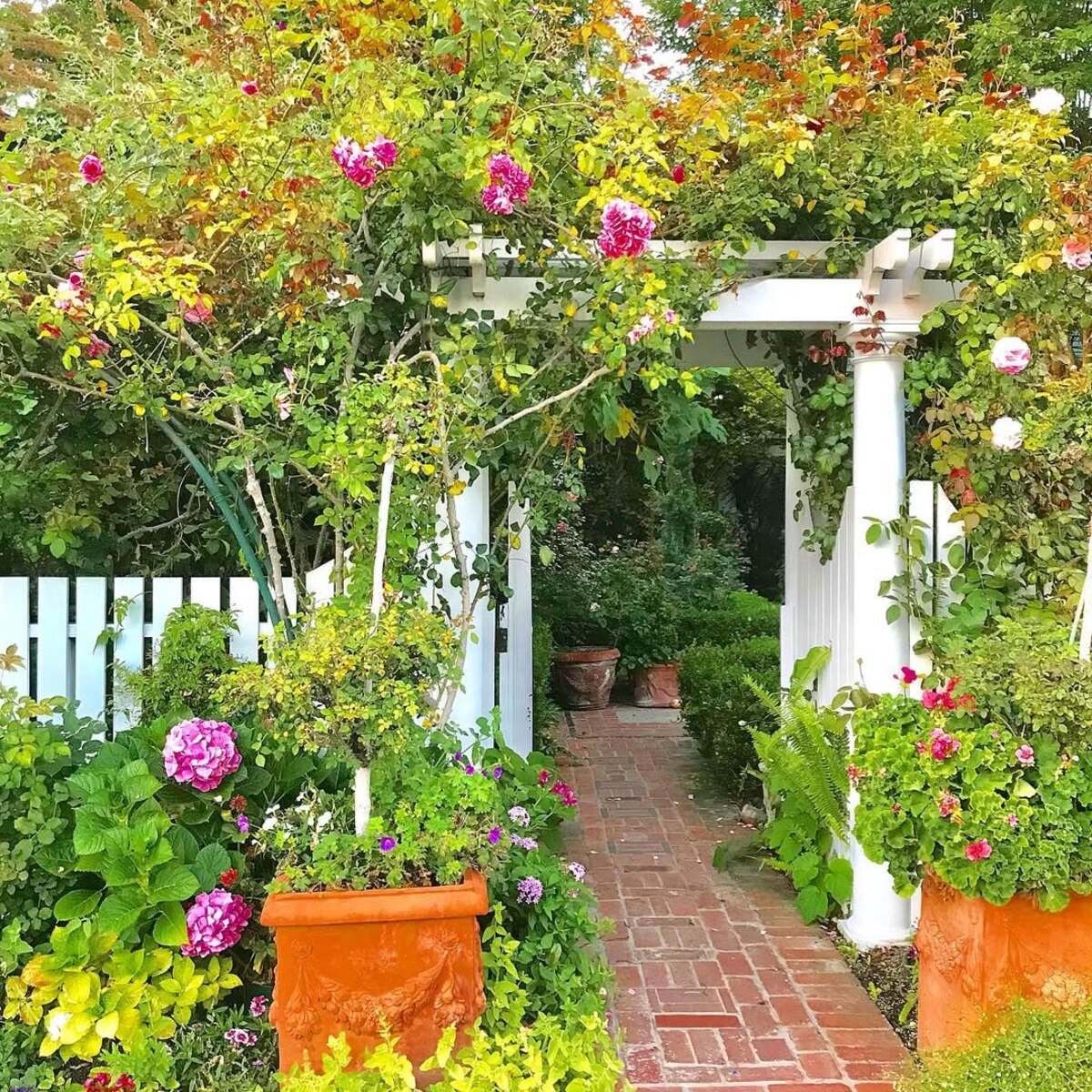 gorgeous garden entrance designs for outdoor space 7