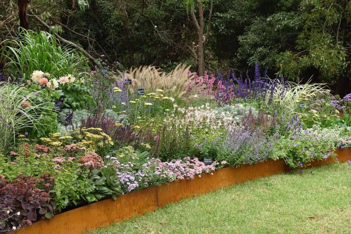 landscaping edging ideas to define your garden 3