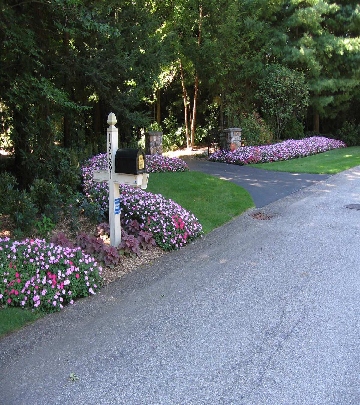 modern mailbox flower bed ideas 20