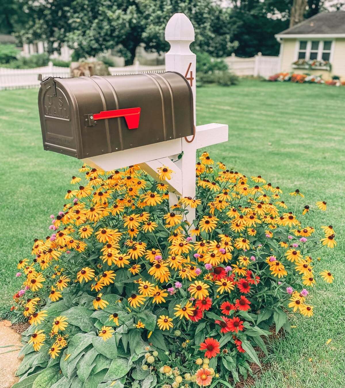 modern mailbox flower bed ideas 23