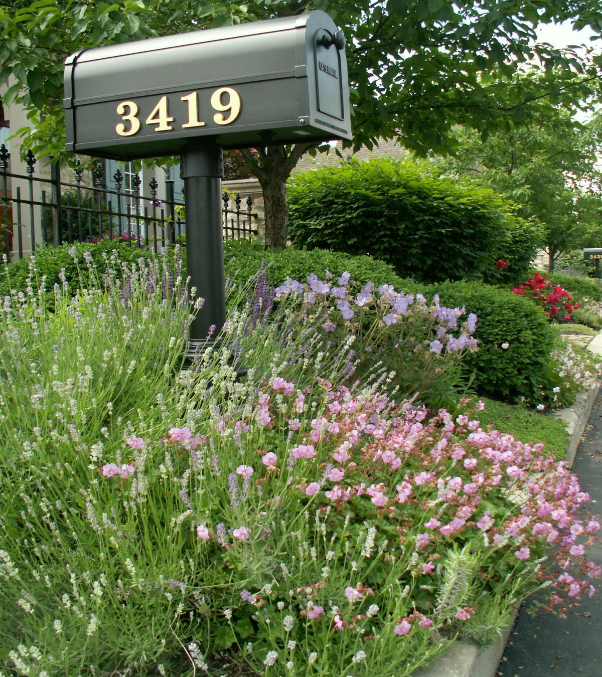 modern mailbox flower bed ideas 25