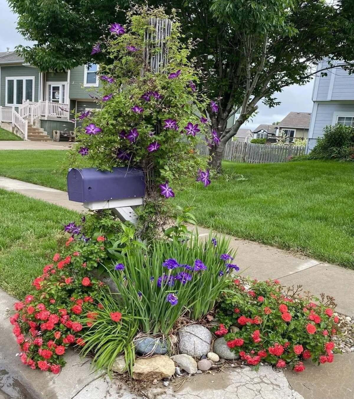 modern mailbox flower bed ideas 27